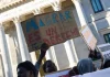 Varias personas se concentran frente al Congreso en defensa de la ILP RegularizaciónYa mientras se debate la iniciativa en el Congreso, a 9 de abril de 2024, en Madrid (España). Jesús Hellín / Europa Press