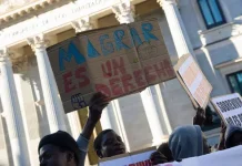 Convivir Sin Racismo organiza sesiones informativas gratuitas sobre regularización de personas migrantes en Murcia Varias personas se concentran frente al Congreso en defensa de la ILP RegularizaciónYa mientras se debate la iniciativa en el Congreso, a 9 de abril de 2024, en Madrid (España). Jesús Hellín / Europa Press