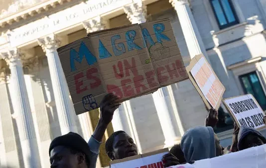 Convivir Sin Racismo organiza sesiones informativas gratuitas sobre regularización de personas migrantes en Murcia Varias personas se concentran frente al Congreso en defensa de la ILP RegularizaciónYa mientras se debate la iniciativa en el Congreso, a 9 de abril de 2024, en Madrid (España). Jesús Hellín / Europa Press