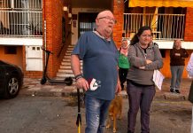 Desahucio en El Palmar deja a una familia en la calle tras 14 años de alquiler mientras la PAH denuncia “prioridad del negocio sobre los derechos humanos” Jose Antonio y Raquel arropados por miembros del movimiento por la vivienda esta mañana tras hacerse efectivo el desahucio | Dominic D. Skerrett