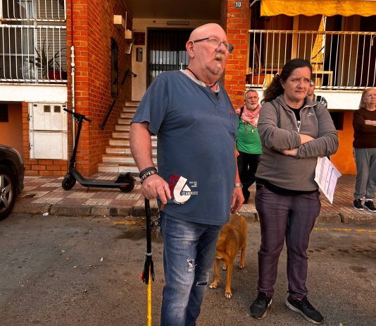 Jose Antonio y Raquel arropados por miembros del movimiento por la vivienda esta mañana tras hacerse efectivo el desahucio | Dominic D. Skerrett