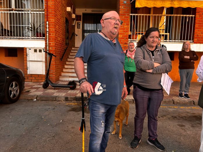 Jose Antonio y Raquel arropados por miembros del movimiento por la vivienda esta mañana tras hacerse efectivo el desahucio | Dominic D. Skerrett