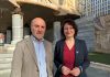 IU-Verdes y Podemos exigen al Ejecutivo de López Miras cambios urgentes en las ayudas de transporte escolar para garantizar la igualdad de oportunidades Los diputados regionales de la coalición de izquierdas, Jose Luis Álvarez-Castellanos y María Marín, posan ante la Asamblea Regional tras la rueda de prensa de esta mañana | GM