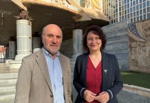 IU-Verdes y Podemos exigen al Ejecutivo de López Miras cambios urgentes en las ayudas de transporte escolar para garantizar la igualdad de oportunidades Los diputados regionales de la coalición de izquierdas, Jose Luis Álvarez-Castellanos y María Marín, posan ante la Asamblea Regional tras la rueda de prensa de esta mañana | GM