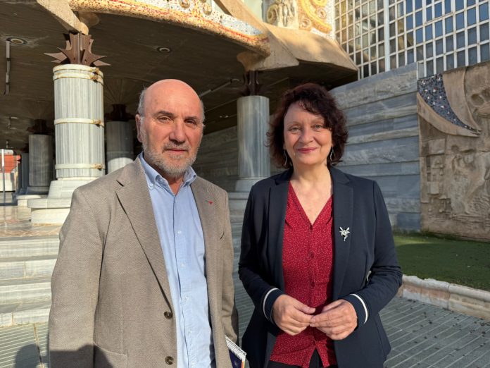 Los diputados regionales de la coalición de izquierdas, Jose Luis Álvarez-Castellanos y María Marín, posan ante la Asamblea Regional tras la rueda de prensa de esta mañana | GM