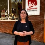 IU-Verdes acusa a Vox de “cruzar una línea peligrosa” en la Asamblea Regional y llama a la ciudadanía a movilizarse en defensa de los derechos de las mujeres La coordinadora regional de IU-Verdes, Penélope Luna, ante la sede autonómica de la formación | Dominic D. Skerrett