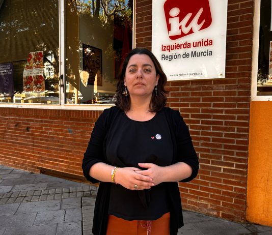 IU-Verdes acusa a Vox de “cruzar una línea peligrosa” en la Asamblea Regional y llama a la ciudadanía a movilizarse en defensa de los derechos de las mujeres La coordinadora regional de IU-Verdes, Penélope Luna, ante la sede autonómica de la formación | Dominic D. Skerrett
