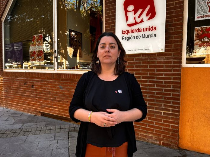 La coordinadora regional de IU-Verdes, Penélope Luna, ante la sede autonómica de la formación | Dominic D. Skerrett
