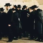 Rezos judíos ante Bab Doukkala reabren el debate sobre patrimonio, libertad religiosa y normalización en Marrakech