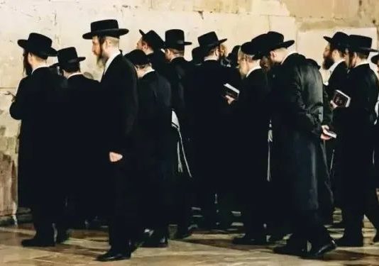 Rezos judíos ante Bab Doukkala reabren el debate sobre patrimonio, libertad religiosa y normalización en Marrakech