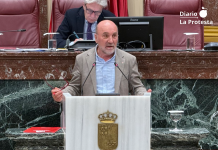 IU-Verdes defiende mantener el impuesto al plástico y apuesta por reducir su producción: “La propuesta del PP va contra el medio ambiente y el cambio debe ser reducir el consumo” Imagen de archivo del diputado regional de IU-Verdes Jose Luis Álvarez-Castellanos en el pleno de la Asamblea Regional de Murcia | Dominic D. Skerrett