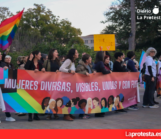 Colectivos LGTBIQ+ y el sindicato docente STERM denuncian el incumplimiento de la Ley Trans en las aulas de la Región de Murcia Imagen de archivo de una movilización por los derechos LGTBIQ+ en Murcia | Dominic D. Skerrett