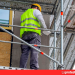 La seguridad y salud laboral un entramado tóxico dañino y mortal imagen de archivo de un trabajador en un andamio | La Protesta Diario