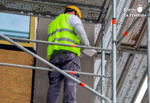 La seguridad y salud laboral un entramado tóxico dañino y mortal imagen de archivo de un trabajador en un andamio | La Protesta Diario
