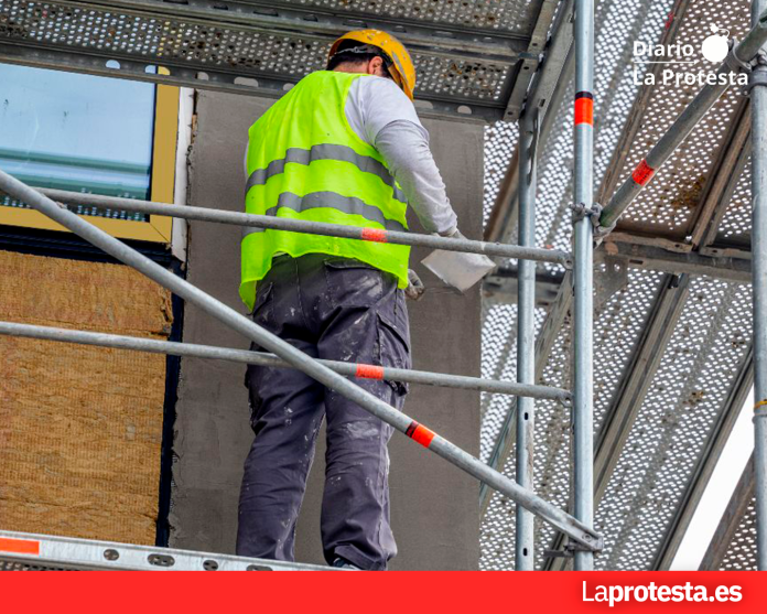 imagen de archivo de un trabajador en un andamio | La Protesta Diario