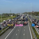 Utrecht: activistas climáticos y pro-Palestina bloquean la A12 y desafían el modelo capitalista en el corazón logístico de Países Bajos Bloqueo de la A12 en Utrecht | XR