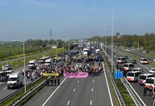 Utrecht: activistas climáticos y pro-Palestina bloquean la A12 y desafían el modelo capitalista en el corazón logístico de Países Bajos Bloqueo de la A12 en Utrecht | XR