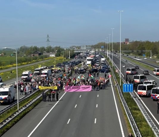 Utrecht: activistas climáticos y pro-Palestina bloquean la A12 y desafían el modelo capitalista en el corazón logístico de Países Bajos Bloqueo de la A12 en Utrecht | XR