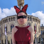 Oslo escenifica el ahorcamiento de presos palestinos en una performance frente a la embajada israelí en el Día del Prisionero Palestino