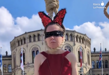 Oslo escenifica el ahorcamiento de presos palestinos en una performance frente a la embajada israelí en el Día del Prisionero Palestino
