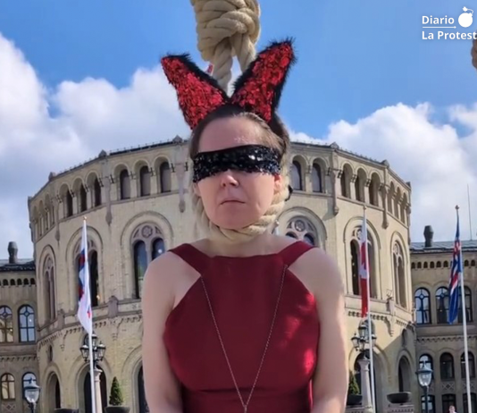 Oslo escenifica el ahorcamiento de presos palestinos en una performance frente a la embajada israelí en el Día del Prisionero Palestino