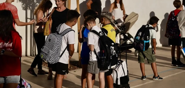 El 96 % de los entornos escolares superan los niveles de NO2 recomendados por la OMS Aire nocivo en los entornos escolares / Foto: EP