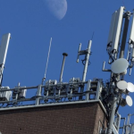 Convocan una concentración en Molina de Segura para exigir la retirada de una antena de telefonía en la calle Granados Imagen de archivo de una antena en una azotea urbana