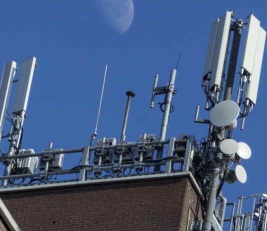 Convocan una concentración en Molina de Segura para exigir la retirada de una antena de telefonía en la calle Granados Imagen de archivo de una antena en una azotea urbana