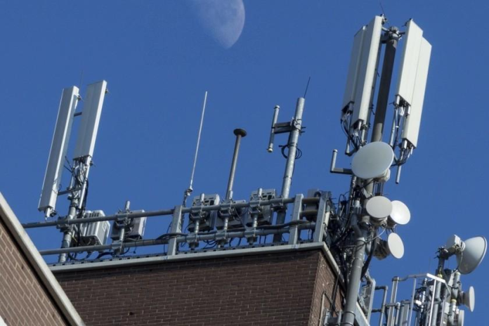 Imagen de archivo de una antena en una azotea urbana