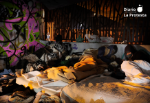 Murcia al límite: pobreza crónica y prioridades bajo sospecha en la era de la extrema derecha de Ballesta y Vox Personas sin hogar durmiendo bajo el puente del Malecón en Murcia | Aquiles L. Ros ©