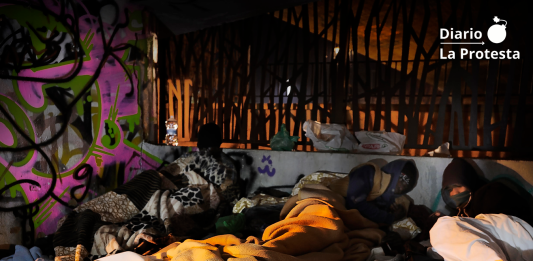 Personas sin hogar durmiendo bajo el puente del Malecón en Murcia | Aquiles L. Ros ©