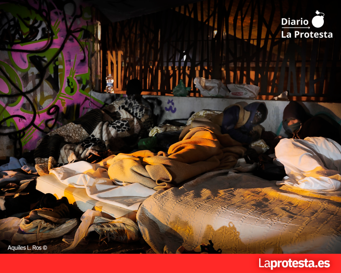 Personas sin hogar durmiendo bajo el puente del Malecón en Murcia | Aquiles L. Ros ©