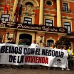 Protestas en cinco municipios de la Región señalan al PP por la inacción ante la escalada del alquiler y los desahucios Movilización a las puertas del Ayuntamiento de Murcia | Dominic D. Skerrett