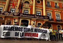 Protestas en cinco municipios de la Región señalan al PP por la inacción ante la escalada del alquiler y los desahucios Movilización a las puertas del Ayuntamiento de Murcia | Dominic D. Skerrett