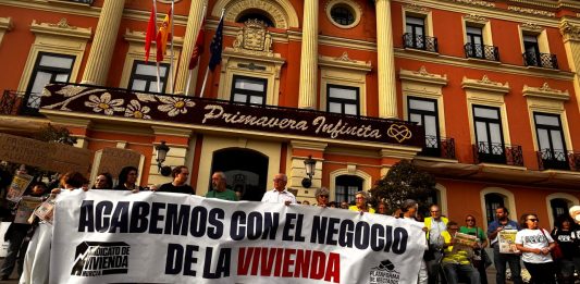 Movilización a las puertas del Ayuntamiento de Murcia | Dominic D. Skerrett