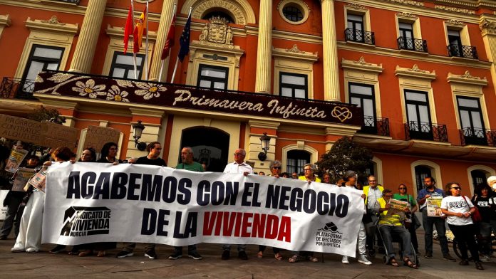 Movilización a las puertas del Ayuntamiento de Murcia | Dominic D. Skerrett