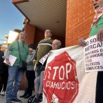 La movilización social logra aplazar el desahucio de Antonia en Alcantarilla hasta septiembre Activistas por el derecho a la vivienda arropan a Antonia a las puertas de su vivienda esta mañana en Alcantarilla | Dominic D. Skerrett