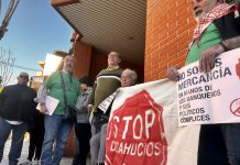 La movilización social logra aplazar el desahucio de Antonia en Alcantarilla hasta septiembre Activistas por el derecho a la vivienda arropan a Antonia a las puertas de su vivienda esta mañana en Alcantarilla | Dominic D. Skerrett