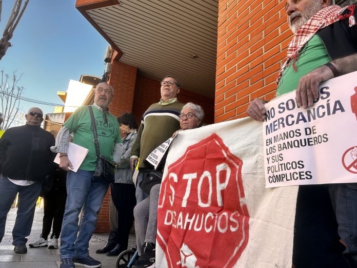 Activistas por el derecho a la vivienda arropan a Antonia a las puertas de su vivienda esta mañana en Alcantarilla | Dominic D. Skerrett Activistas por el derecho a la vivienda arropan a Antonia a las puertas de su vivienda esta mañana en Alcantarilla | Dominic D. Skerrett