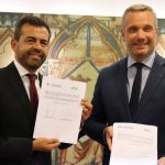 CCOO denuncia la “instrumentalización racista” de la sanidad por PP y VOX en la Región de Murcia imagen de archivo de la firma del acuerdo de gobierno autonómico entre PP y Vox para la Región de Murcia en 2023 | EFE