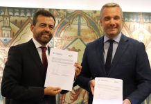 CCOO denuncia la “instrumentalización racista” de la sanidad por PP y VOX en la Región de Murcia imagen de archivo de la firma del acuerdo de gobierno autonómico entre PP y Vox para la Región de Murcia en 2023 | EFE