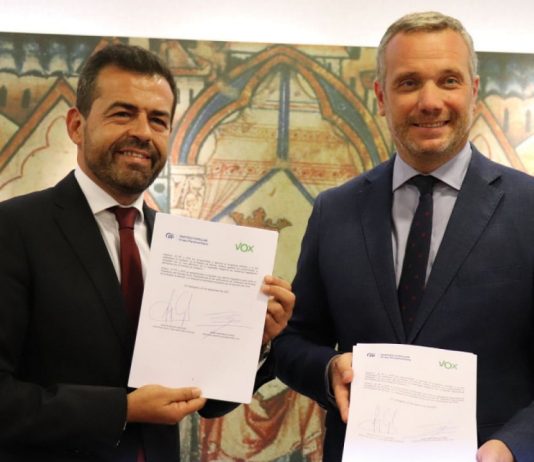 CCOO denuncia la “instrumentalización racista” de la sanidad por PP y VOX en la Región de Murcia imagen de archivo de la firma del acuerdo de gobierno autonómico entre PP y Vox para la Región de Murcia en 2023 | EFE