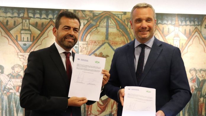 imagen de archivo de la firma del acuerdo de gobierno autonómico entre PP y Vox para la Región de Murcia en 2023 | EFE imagen de archivo de la firma del acuerdo de gobierno autonómico entre PP y Vox para la Región de Murcia en 2023 | EFE