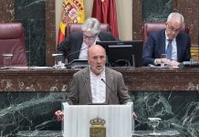 Izquierda Unida exige activar el convenio con grandes tenedores para frenar desahucios y critica el bloqueo del reglamento de la Ley de Vivienda regional Imagen de archivo del diputado regional de IU Jose Luis Álvarez-Castellanos desde la Tribuna de la Asamblea Regional | Dominic D. Skerrett