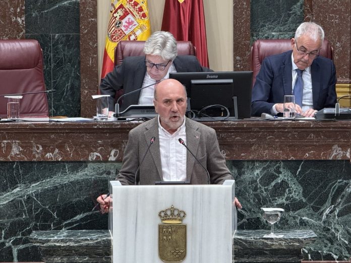 Imagen de archivo del diputado regional de IU Jose Luis Álvarez-Castellanos desde la Tribuna de la Asamblea Regional | Dominic D. Skerrett