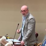 IU acusa al Gobierno regional de excluir a familias en pobreza severa de las ayudas de comedor escolar Imagen de archivo del diputado regional de IU Jose Luis Álvarez-Castellanos realizando una pregunta oral al gobierno | Dominic D. Skerrett