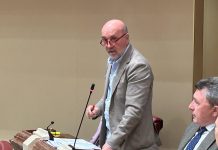 IU acusa al Gobierno regional de excluir a familias en pobreza severa de las ayudas de comedor escolar Imagen de archivo del diputado regional de IU Jose Luis Álvarez-Castellanos realizando una pregunta oral al gobierno | Dominic D. Skerrett