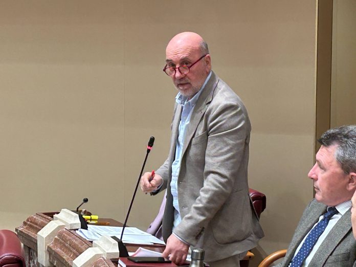 Imagen de archivo del diputado regional de IU Jose Luis Álvarez-Castellanos realizando una pregunta oral al gobierno | Dominic D. Skerrett Imagen de archivo del diputado regional de IU Jose Luis Álvarez-Castellanos realizando una pregunta oral al gobierno | Dominic D. Skerrett