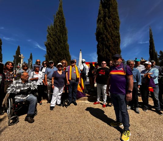Murcia camina contra el olvido: una ruta memorialista recorre la ciudad hasta las fosas del cementerio de Espinardo