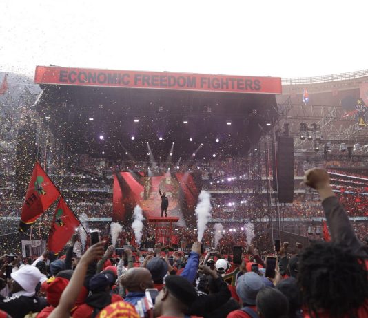 Julius Malema, condenado a prisión en un caso marcado por la sombra de la injerencia política internacional Julius Malema gesticulando desde el escenario durante las celebraciones del décimo aniversario de su partido político en Johannesburgo en 2023 | Guillem Sartorio/Agence France-Presse — Getty Images